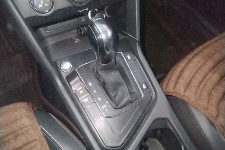 Used Volkswagen Tiguan L 2017 330TSI Automatic Two-Wheel Drive Luxury Edition Gear Lever