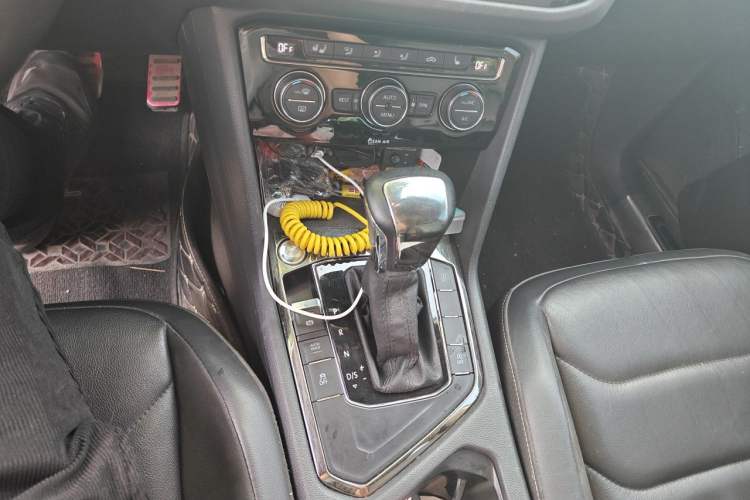 Used Volkswagen Tiguan L 2017 380TSI Automatic All-Wheel-Drive Luxury Edition Gear Lever