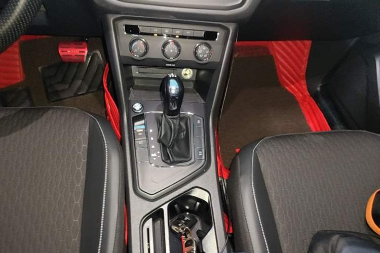 Used Volkswagen Tiguan L 2017 330TSI Automatic Two-Wheel Drive Luxury Edition Gear Lever