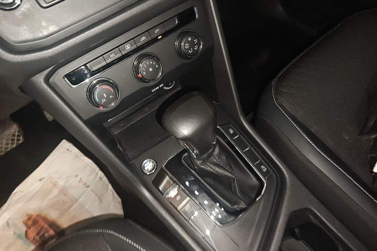 Used Volkswagen Tiguan L 2017 330TSI Automatic Two-Wheel Drive Luxury Edition Gear Lever