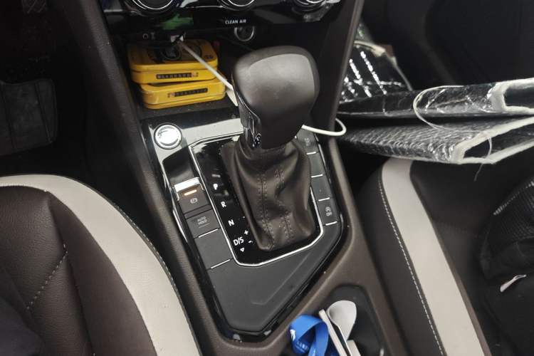 Used Volkswagen Tiguan L 2017 330TSI Automatic Two-Wheel Drive Luxury Edition Gear Lever