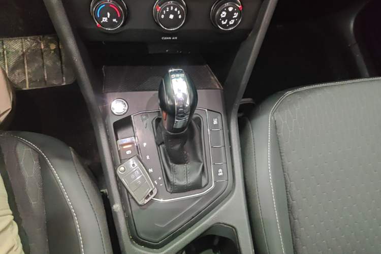 Used Volkswagen Tiguan L 2017 330TSI Automatic Two-Wheel Drive Luxury Edition Gear Lever