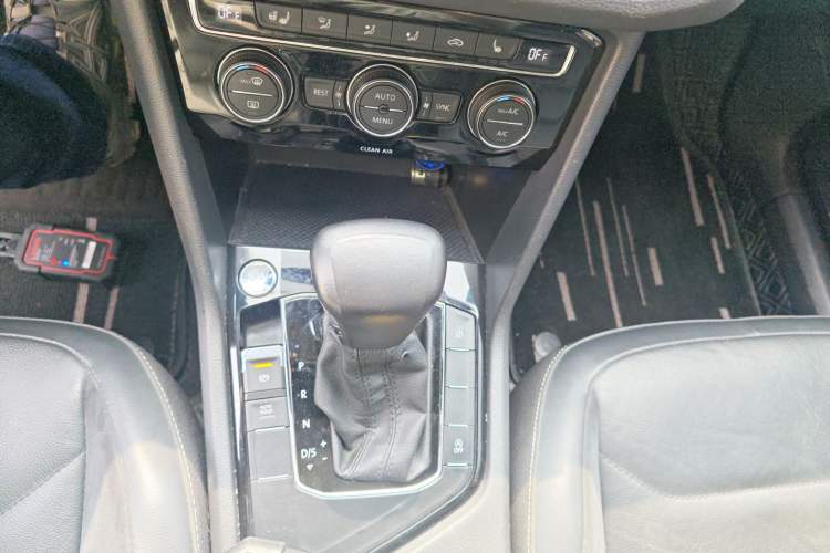 Used Volkswagen Tiguan L 2017 330TSI Automatic Two-Wheel Drive Luxury Edition Gear Lever