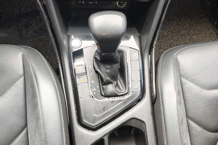 Used Volkswagen Tiguan L 2017 330TSI Automatic Two-Wheel Drive Luxury Edition Gear Lever