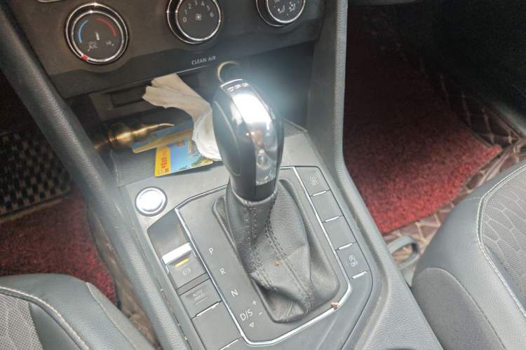 Used Volkswagen Tiguan L 2017 330TSI Automatic Two-Wheel Drive Luxury Edition Gear Lever