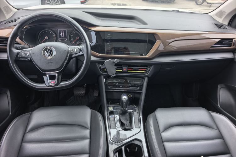 Used Volkswagen Tiguan L 2017 330TSI Automatic Two-Wheel Drive Luxury Edition Interior 1