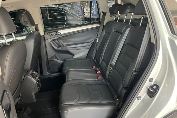 Used Volkswagen Tiguan L 2017 330TSI Automatic Two-Wheel Drive Luxury Edition Interior 2