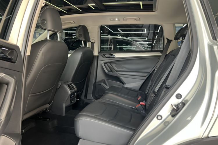 Used Volkswagen Tiguan L 2017 330TSI Automatic Two-Wheel Drive Luxury Edition Interior 3