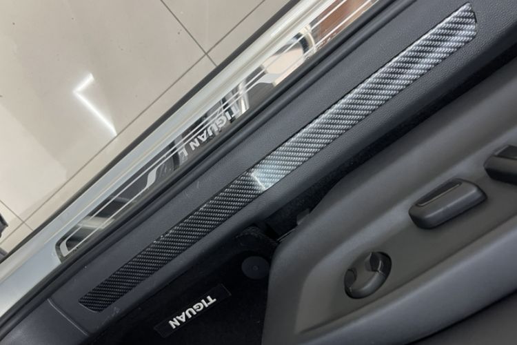 Used Volkswagen Tiguan L 2017 330TSI Automatic Two-Wheel Drive Luxury Edition Interior 4