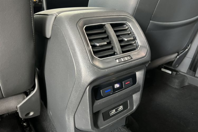 Used Volkswagen Tiguan L 2017 330TSI Automatic Two-Wheel Drive Luxury Edition Interior 6