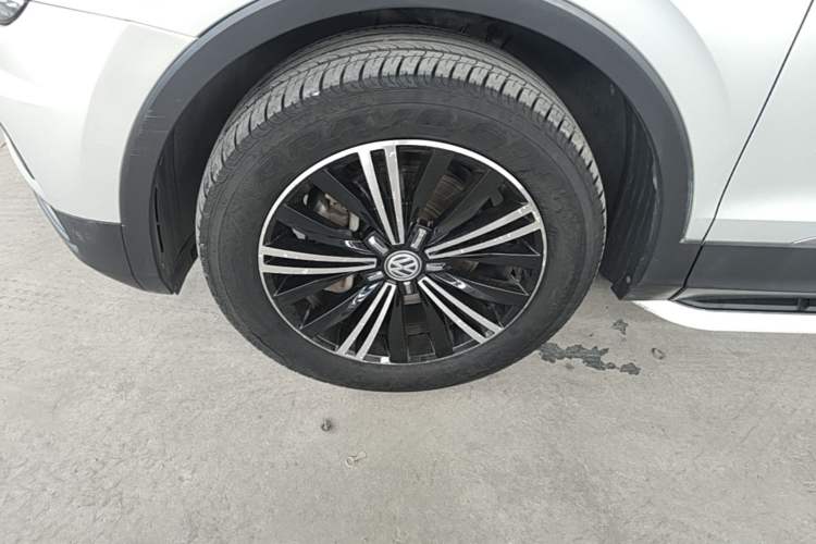 Used Volkswagen Tiguan L 2017 380TSI Automatic All-Wheel-Drive Luxury Edition Left Front Wheel Hub