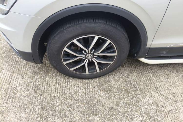 Used Volkswagen Tiguan L 2017 330TSI Automatic Two-Wheel Drive Luxury Edition Left Front Wheel Hub