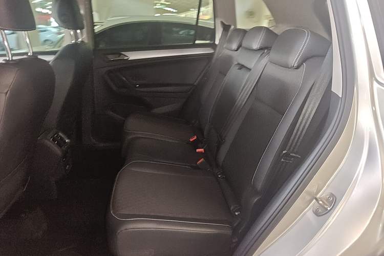 Used Volkswagen Tiguan L 2017 330TSI Automatic Two-Wheel Drive Luxury Edition Left Rear Seat