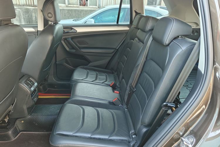Used Volkswagen Tiguan L 2017 330TSI Automatic Two-Wheel Drive Comfort Edition Left Rear Seat