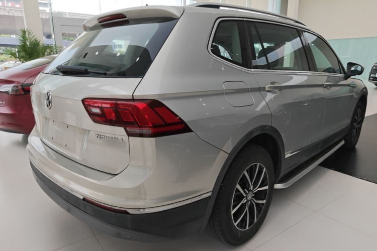 Used Volkswagen Tiguan L 2017 330TSI Automatic Two-Wheel Drive Luxury Edition Rear Right 45 Deg