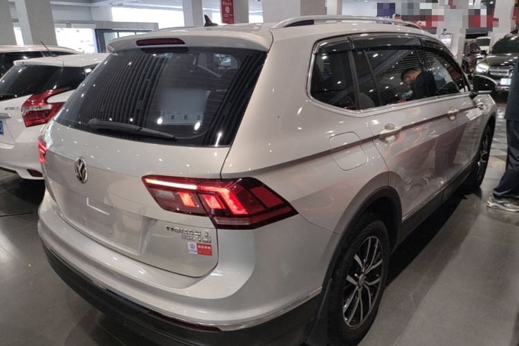 Used Volkswagen Tiguan L 2017 330TSI Automatic Two-Wheel Drive Luxury Edition Rear Right 45 Deg