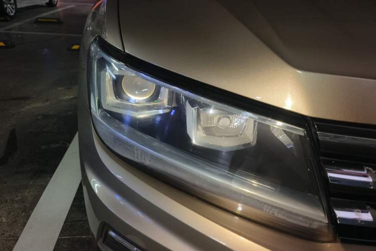 Used Volkswagen Tiguan L 2017 330TSI Automatic Two-Wheel Drive Luxury Edition Right Front Headlight