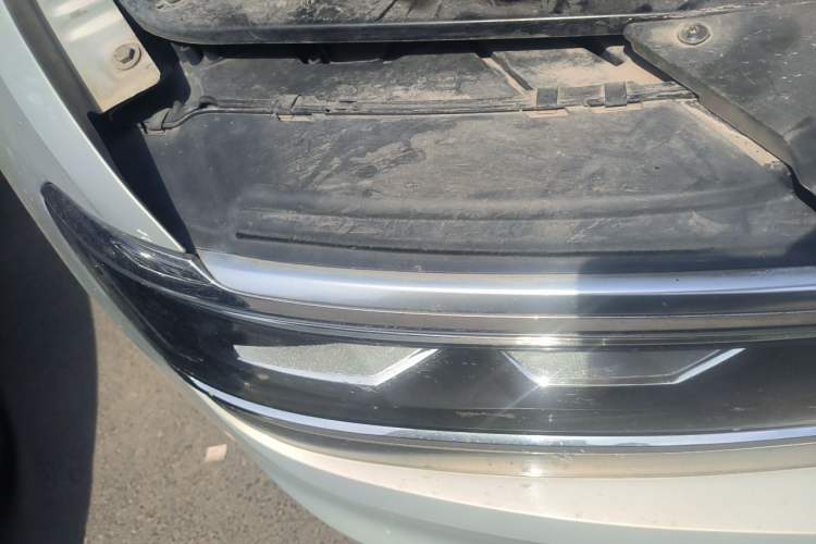 Used Volkswagen Tiguan L 2017 380TSI Automatic All-Wheel-Drive Luxury Edition Right Front Headlight