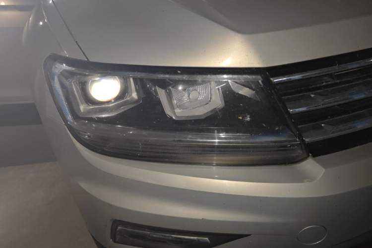 Used Volkswagen Tiguan L 2017 330TSI Automatic Two-Wheel Drive Comfort Edition Right Front Headlight