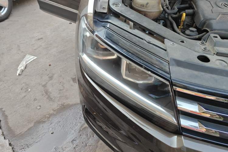 Used Volkswagen Tiguan L 2017 330TSI Automatic Two-Wheel Drive Comfort Edition Right Front Headlight