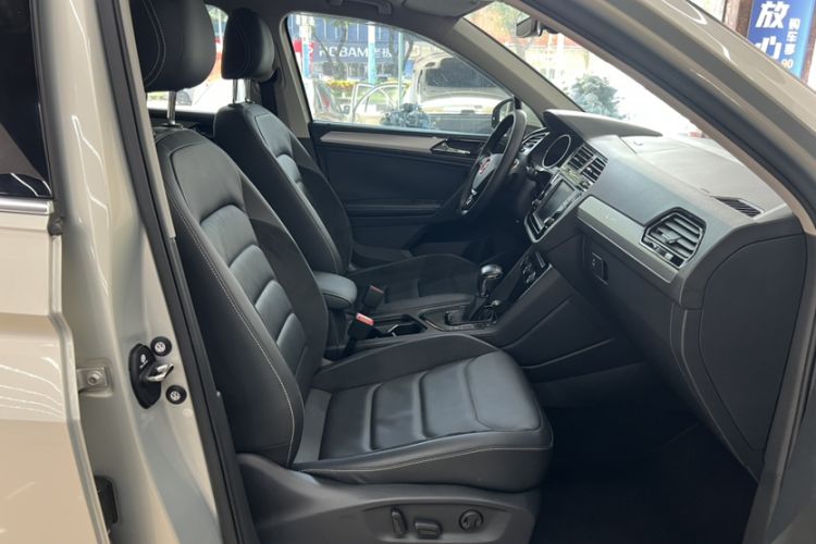 Used Volkswagen Tiguan L 2017 330TSI Automatic Two-Wheel Drive Luxury Edition Right Front Seat