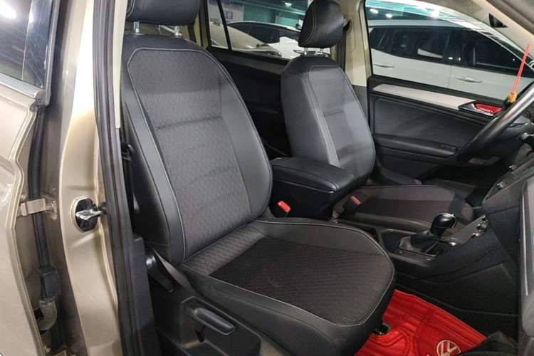 Used Volkswagen Tiguan L 2017 330TSI Automatic Two-Wheel Drive Luxury Edition Right Front Seat