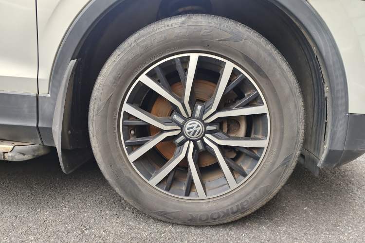 Used Volkswagen Tiguan L 2017 330TSI Automatic Two-Wheel Drive Luxury Edition Right Front Wheel Hub