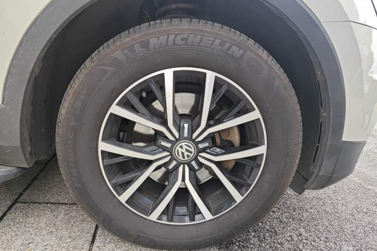 Used Volkswagen Tiguan L 2017 330TSI Automatic Two-Wheel Drive Luxury Edition Right Front Wheel Hub