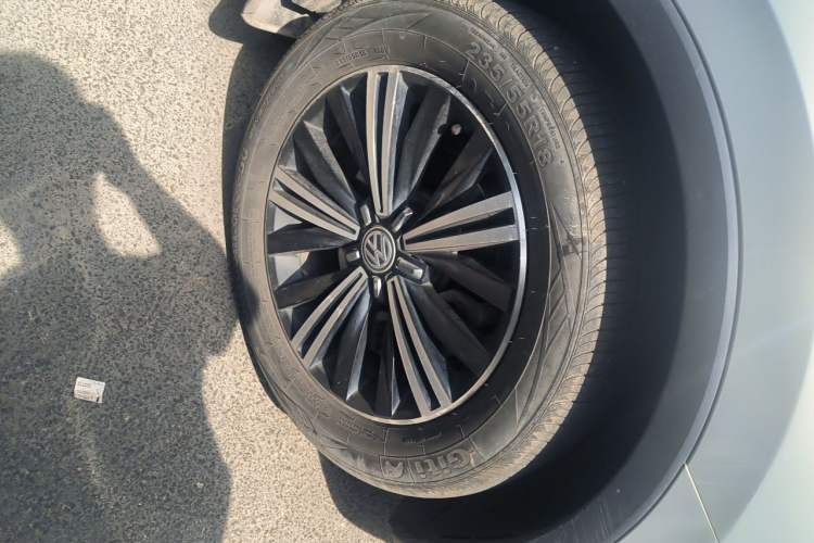 Used Volkswagen Tiguan L 2017 380TSI Automatic All-Wheel-Drive Luxury Edition Right Front Wheel Hub