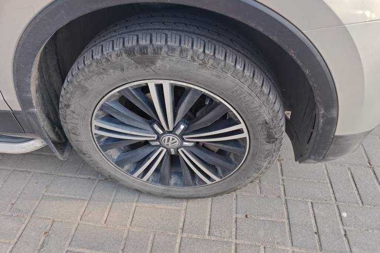 Used Volkswagen Tiguan L 2017 380TSI Automatic All-Wheel-Drive Luxury Edition Right Front Wheel Hub