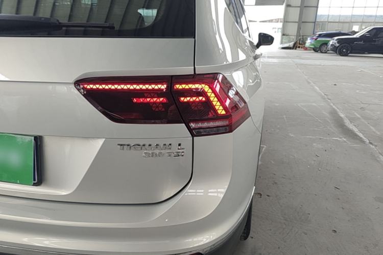 Used Volkswagen Tiguan L 2017 380TSI Automatic All-Wheel-Drive Luxury Edition Right Rear Taillight