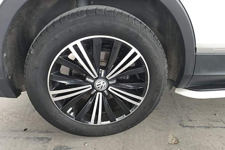 Used Volkswagen Tiguan L 2017 380TSI Automatic All-Wheel-Drive Luxury Edition Right Rear Wheel Hub
