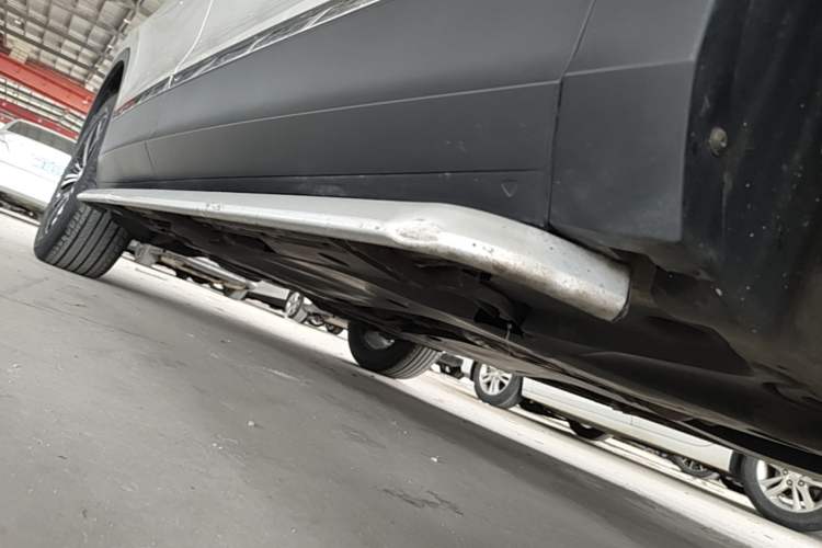 Used Volkswagen Tiguan L 2017 380TSI Automatic All-Wheel-Drive Luxury Edition Right Side Sill