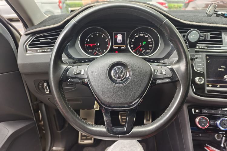 Used Volkswagen Tiguan L 2017 330TSI Automatic Two-Wheel Drive Luxury Edition Steering Wheel