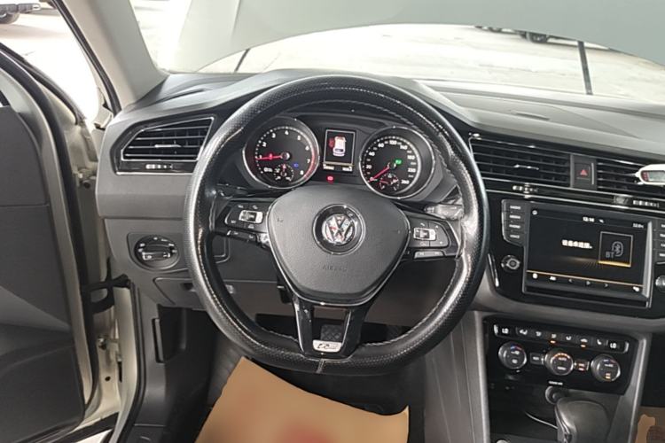 Used Volkswagen Tiguan L 2017 380TSI Automatic All-Wheel-Drive Luxury Edition Steering Wheel