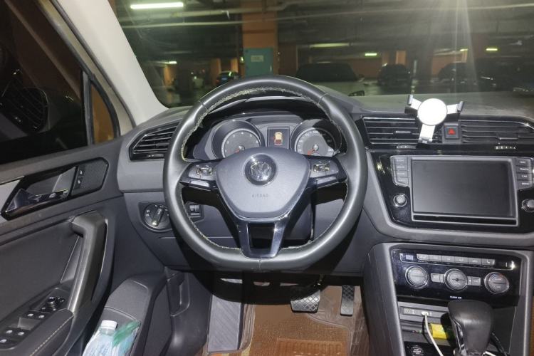 Used Volkswagen Tiguan L 2017 330TSI Automatic Two-Wheel Drive Luxury Edition Steering Wheel