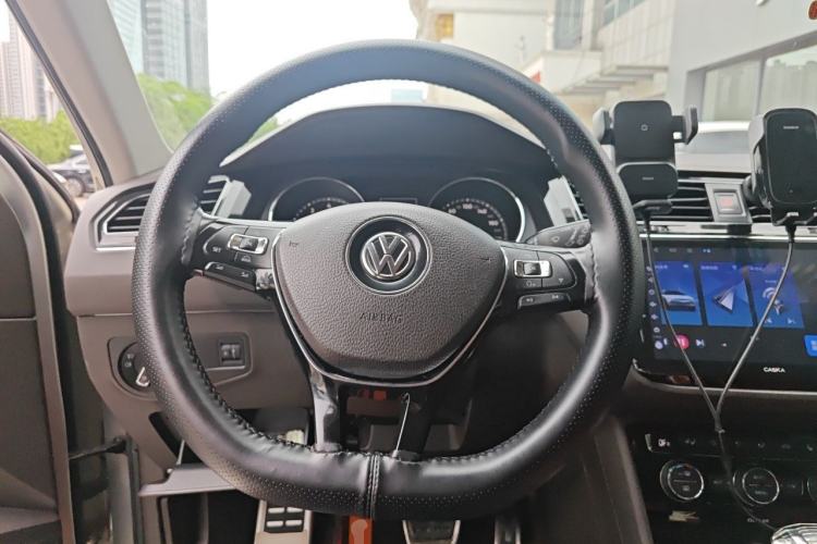 Used Volkswagen Tiguan L 2017 330TSI Automatic Two-Wheel Drive Luxury Edition Steering Wheel
