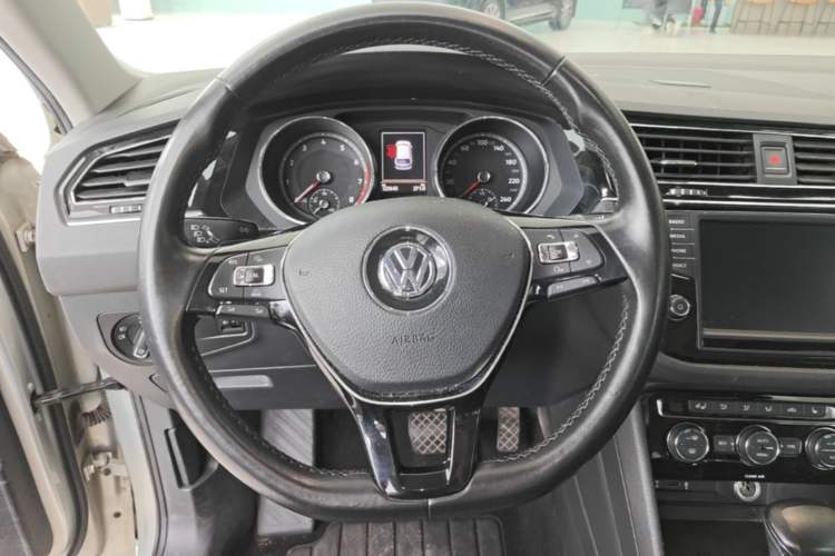 Used Volkswagen Tiguan L 2017 330TSI Automatic Two-Wheel Drive Luxury Edition Steering Wheel