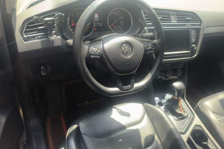 Used Volkswagen Tiguan L 2017 380TSI Automatic All-Wheel-Drive Luxury Edition Steering Wheel