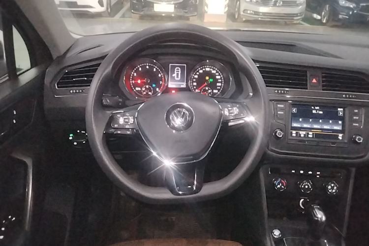 Used Volkswagen Tiguan L 2017 330TSI Automatic Two-Wheel Drive Luxury Edition Steering Wheel