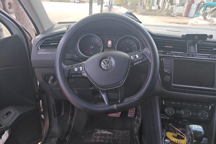 Used Volkswagen Tiguan L 2017 380TSI Automatic All-Wheel-Drive Luxury Edition Steering Wheel