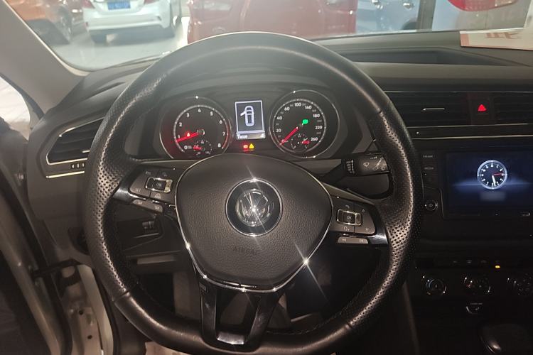Used Volkswagen Tiguan L 2017 330TSI Automatic Two-Wheel Drive Luxury Edition Steering Wheel
