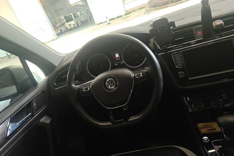 Used Volkswagen Tiguan L 2017 330TSI Automatic Two-Wheel Drive Luxury Edition Steering Wheel