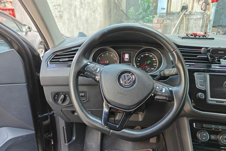 Used Volkswagen Tiguan L 2017 330TSI Automatic Two-Wheel Drive Comfort Edition Steering Wheel
