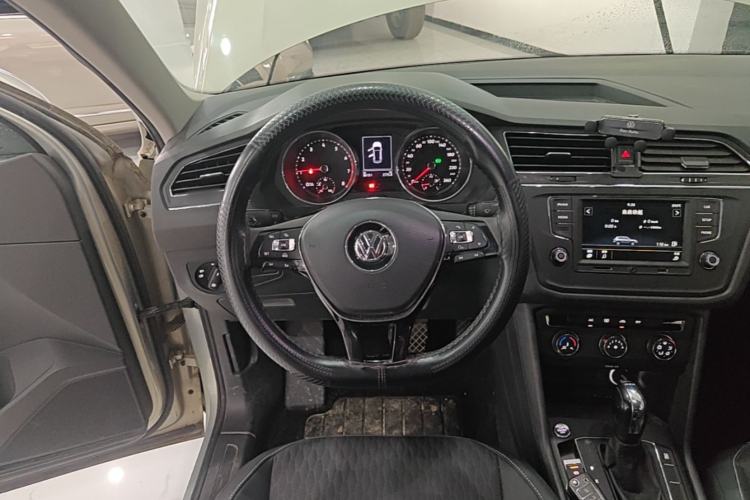 Used Volkswagen Tiguan L 2017 330TSI Automatic Two-Wheel Drive Luxury Edition Steering Wheel