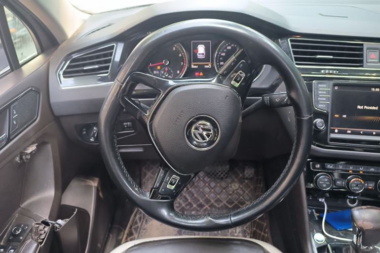 Used Volkswagen Tiguan L 2017 330TSI Automatic Two-Wheel Drive Luxury Edition Steering Wheel