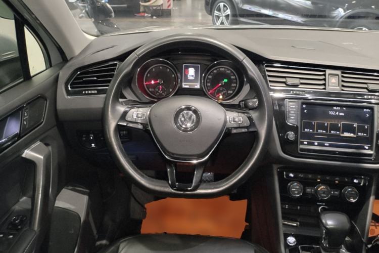 Used Volkswagen Tiguan L 2017 330TSI Automatic Two-Wheel Drive Luxury Edition Steering Wheel
