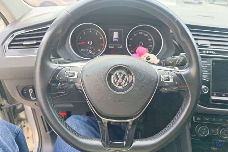 Used Volkswagen Tiguan L 2017 330TSI Automatic Two-Wheel Drive Luxury Edition Steering Wheel