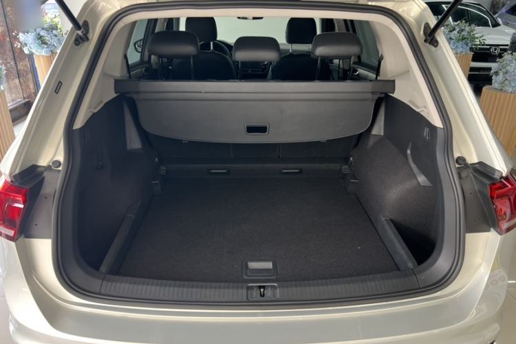 Used Volkswagen Tiguan L 2017 330TSI Automatic Two-Wheel Drive Luxury Edition Trunk