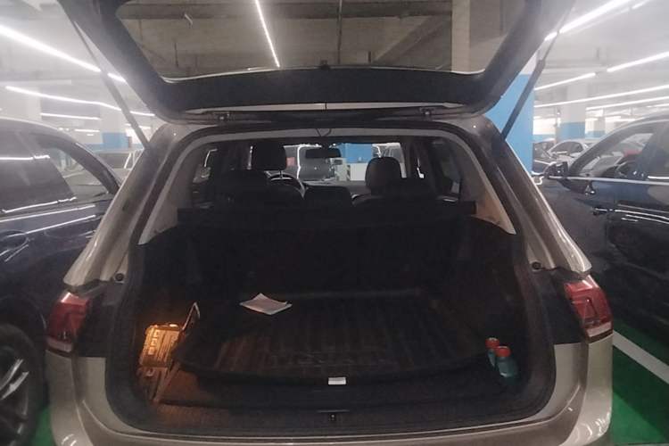 Used Volkswagen Tiguan L 2017 330TSI Automatic Two-Wheel Drive Luxury Edition Trunk